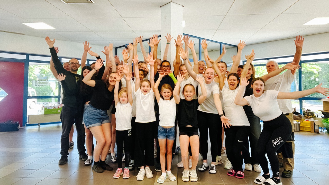 Eine Gruppe jubelnder Kinder und Jugendlicher.