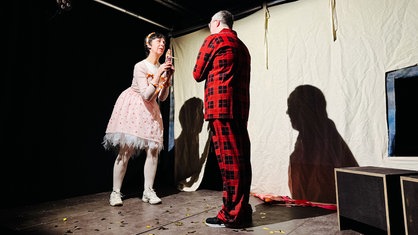 Eine Frau und ein Mann auf einer Theaterbühne