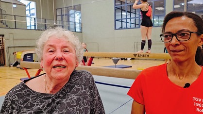 Zwei Frauen in einer Turnhalle