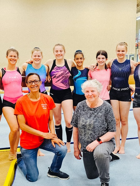 Eine Gruppe Frauen posiert in Sportkleidung.