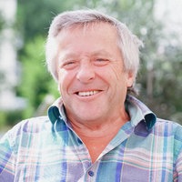 Josef Kremer trägt ein kariertes Hemd und lächelt freundlich