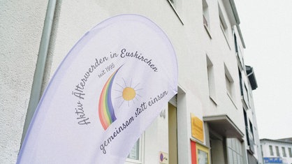 Das Banner von "Älterwerden in Euskirchen" weht vor dem Vereinslokal.