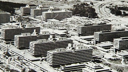 Ein Schwarz-Weiß-Foto zeigt eine Luftaufnahme der Ruhr-Universität 