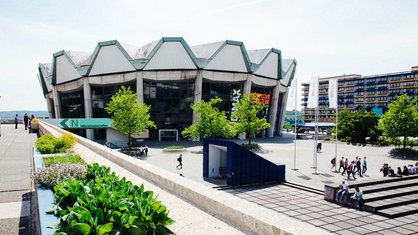 Das Audimax-Gebäude auf dem Campus der Ruhr-Universität von außen