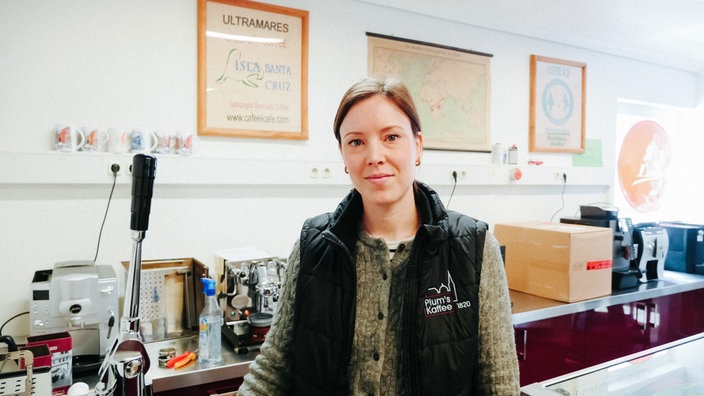 Gina Vogeler im Lagerraum des Betriebs