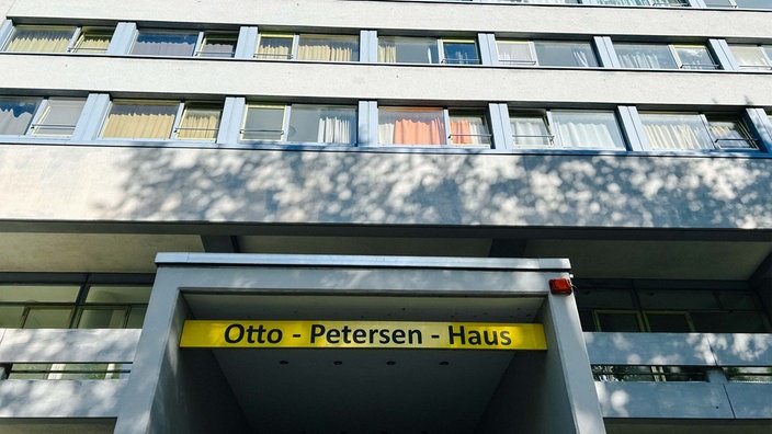 Außenansicht des Otto-Petersen-Haus in Aachen. Über dem Eingang steht der Name des Studentenwohnheims