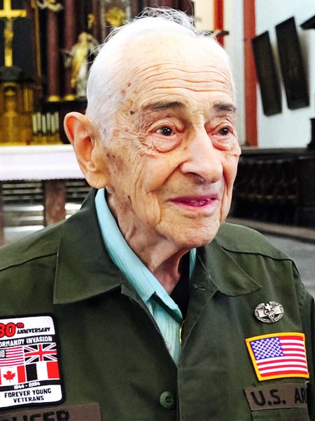 Ein älterer Mann steht in einer Kirche. Er trägt eine US-amerikanische Uniform.