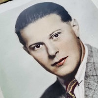 Eine Portraitaufnahme von Alfred Ehrlich als junger Mann mit zurückgekämmtem Scheitel. 