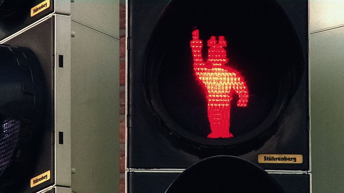 Statt des klassischen Ampelmännchens leuchtet auf einer Ampel eine Hermannsfigur mit erhobenem Schwert und Flügelhelm.
