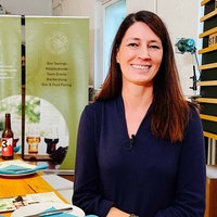 Jutta Knoll steht neben einem Tisch. Darauf steht Bier, Käse und Brot.