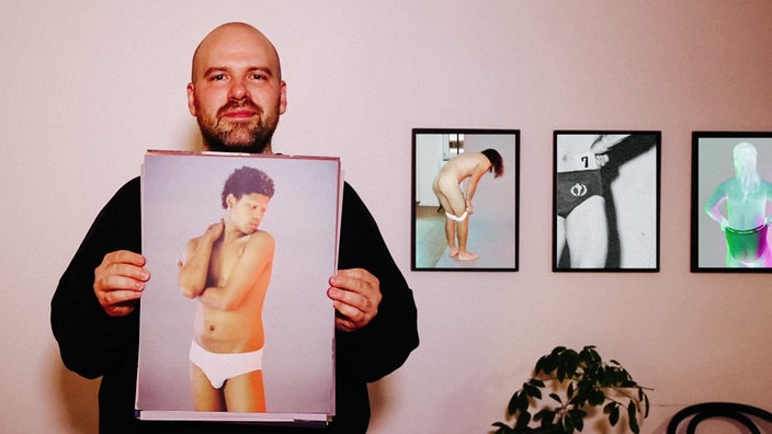 Fotograf Martin de Crignis präsentiert einige seiner Bilder.