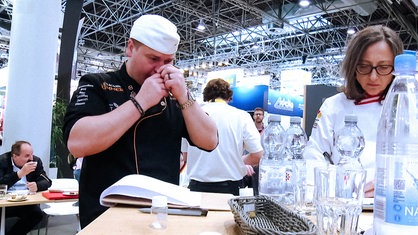 Patrick Zimmer riecht bei der Brotsommelier-Weltmeisterschaft in Düsseldorf an einer Duftprobe in einem kleinen Glas.