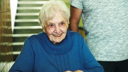Anneliese Götte vor dem Treppenaufgang ihres Elternhauses.