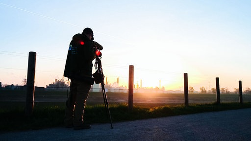 Tobias Rautenberg, biologische Station westliches Ruhrgebiet, beobachtet Vögel über der Emscher.