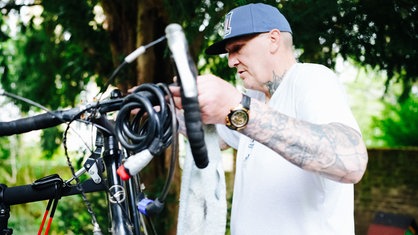 Ein Mann reinigt ein Fahrrad