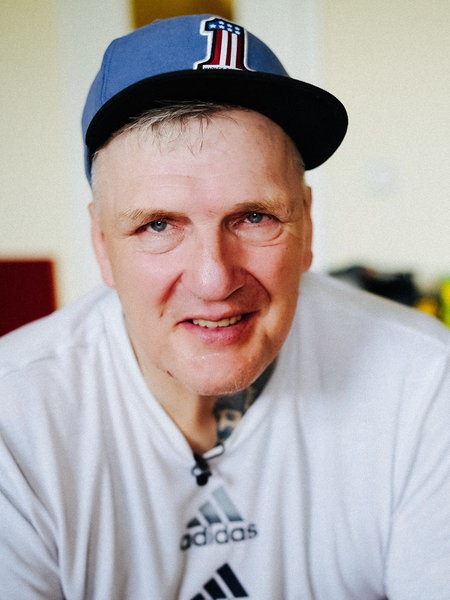 Ein Mann mit Kappe schaut in die Kamera