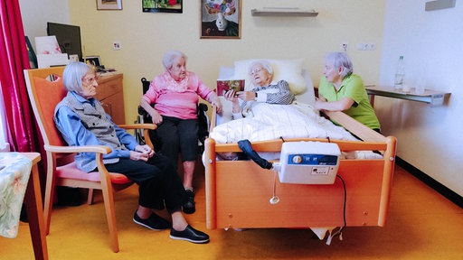 Vier ältere Frauen sitzen in einem Zimmer des Elisabeth-Roock-Hauses in Solingen.