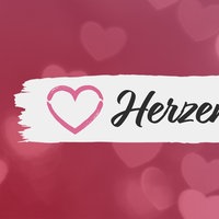 Das Logo "Herzenssache" liegt mit einem altrosa Herz auf einem weißen Brush vor einem beerenfarbenen Hintergrund