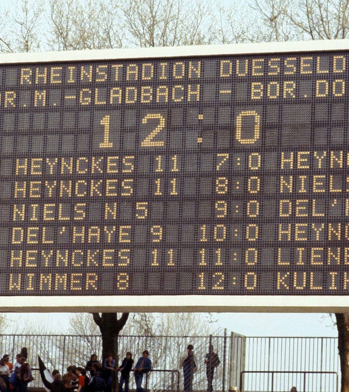 Die Anzeigetafel im Rheinstadion in Düsseldorf zeigt das 12:0 1978 von Borussia Mönchengladbach gegen Borussia Dortmund und die Torschützen an