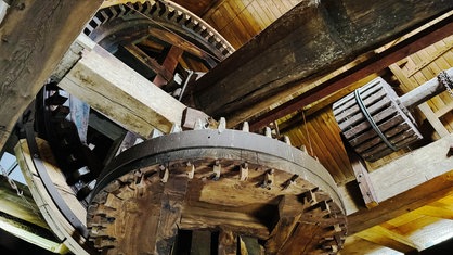 Hölzerne Zahnräder des Mahlgangs in der historischen Windmühle von Kirchhoven