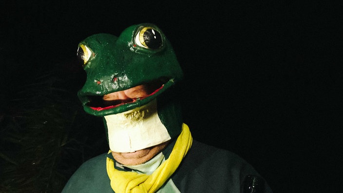 Ein Mann im Froschkostüm