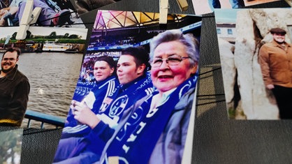 Eine Fotowand von Melvin Flor, im Zentrum ein Bild von ihm und seiner Großmutter im Stadion bei einem Schalke-Spiel. Beide tragen Vereinsschals.