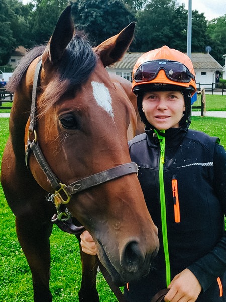 Sina Schmidt mit einem Pferd an der Jockeyschule in Köln