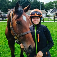 Sina Schmidt mit einem Pferd an der Jockeyschule in Köln