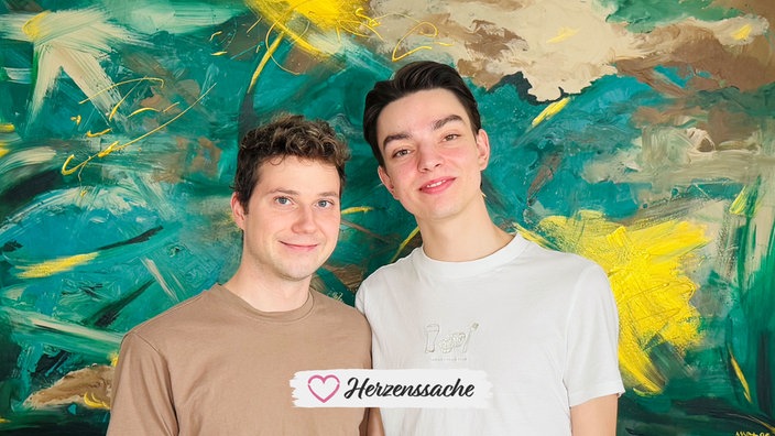 Marvin Knappmeier und Arno Groß stehen vor einem grünen Bild.