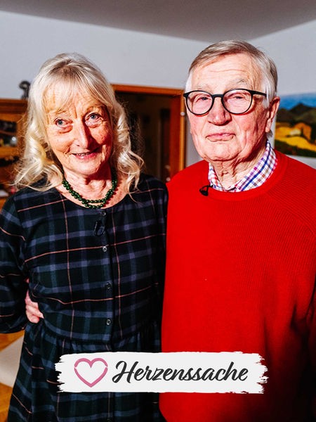 Heidi und Horst stehen eng nebeneinander und lächeln Richtung Kamera