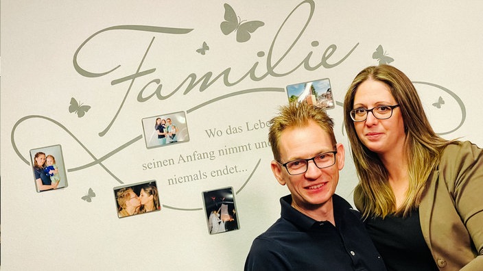 Simone und Daniel lächeln nebeneinander in die Kamera.
