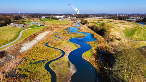 Die Emscher fließt gewunden durch das Ruhrgebiet.
