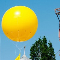 Ein großer gelber Luftballon, im Hintergrund ist der Förderturm einer Zeche zu sehen