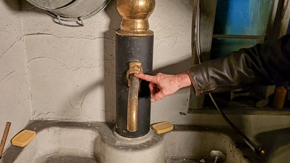 Ein altes Waschbecken in einem Filmset