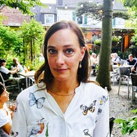 Die Wirtin Julia Söhngen steht in dem Biergarten ihrer Kneipe "Kastanie am Hax"