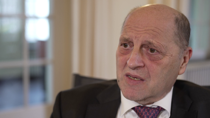 Verteidiger Thomas Seifert sitzend im Interview.