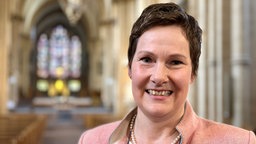 Elisabeth Maas vom Diözesanmuseum Paderborn steht im Paderborner Dom und ist erleichtert