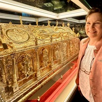 Musuemsmitarbeiterin kontrolliert Liborischrein vor seinem Transport