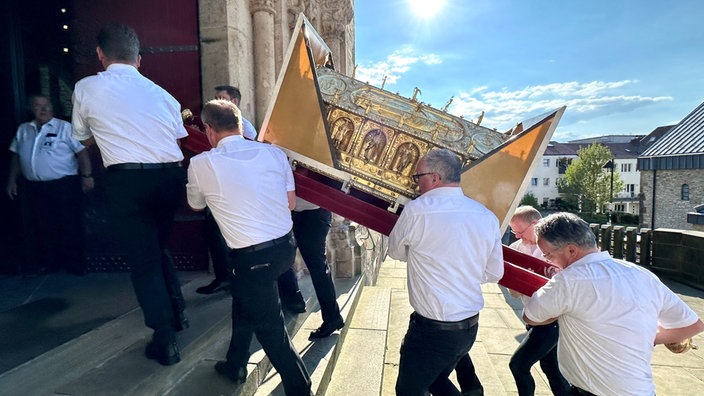 Die Bruderschaft der Schreinträger trägt den Liborischrein in den Paderborner Dom