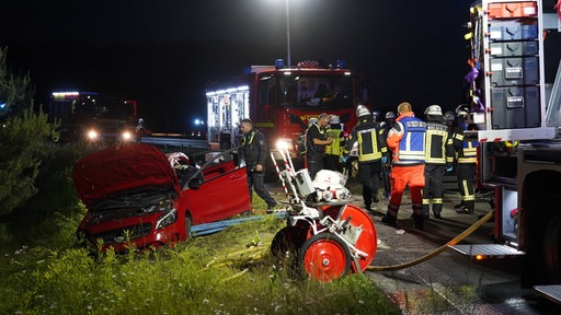 Einsatzkräfte am Unfallort