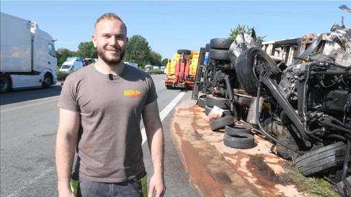 Abschleppunternehmer Marius Würtz neben dem umgestürzten LKW