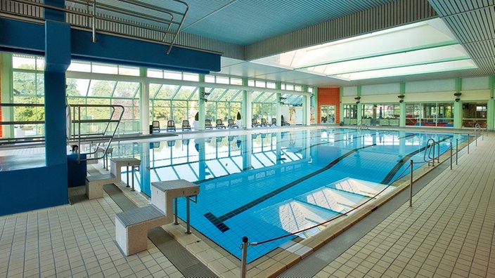 Großes Schwimmbecken im Hallenbad Lemgo