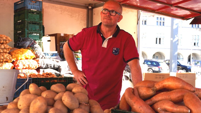 Heinz Fretter verkauft Kartoffeln, Zwiebeln und Eier. Er präsentiert stolz seine Ware und wartet auf Kunden.