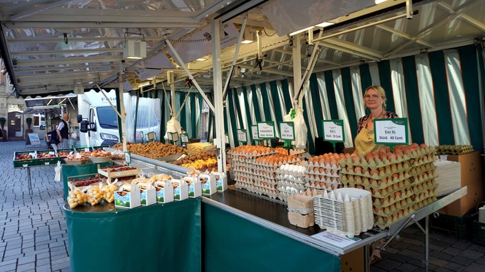 Der Kartoffelhandel Winkelheide hat einen schattigen Stellplatz auf dem Paderborner Markt erwischt.