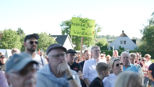 Die Mitarbeiter der Brauerei protestieren