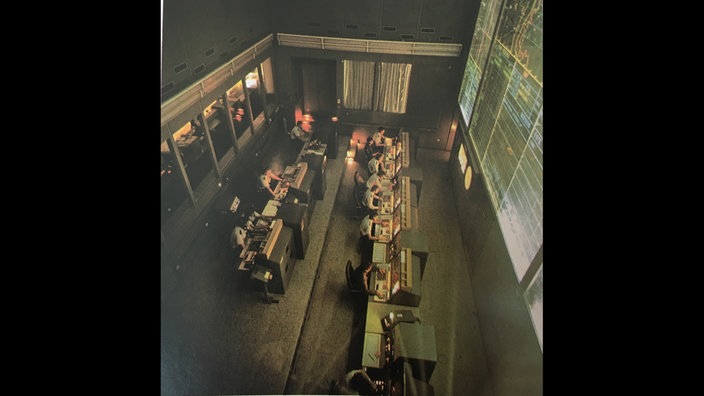 Ein altes Bild aus dem "Operations Centre", Menschen sitzen an Computern in einem Kontrollraum