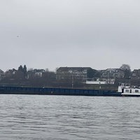 Der niederländische Frachter, der sich im Rhein den Kiel aufgerissen hatte, ist geborgen.