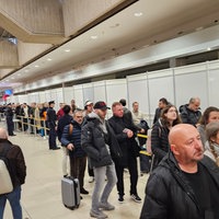 Viele Menschen warten in einer Schlange am Köln-Bonner Flughafen