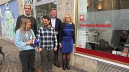 Mitglieder der Kirche und Caritas stehen vor dem sozialcaritativen Zentrum in St.Aposteln.