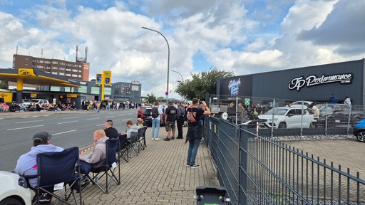 JP-Fans setzen Zeichen: Etwa 500 Fans versammeln sich in Dortmund
